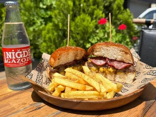 Füme burger menü, yanında patates kızartması ve gazoz