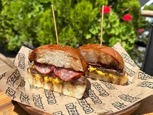 Füme burger — pastırmalı ve cheddarlı