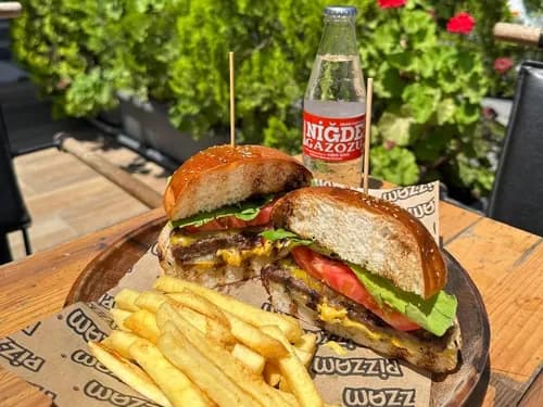 Klasik burger, yanında patates kızartması